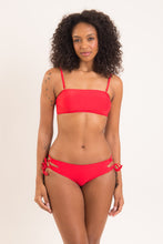 Cargar imagen en el visor de la galería, Model Front: Rio De Sol Bragas Bottom Rouge Madrid