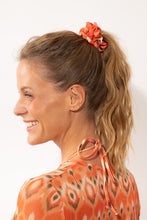 Cargar imagen en el visor de la galería, Model Front: Rio De Sol Accesorios Para El Cabello Maracai Scrunchie