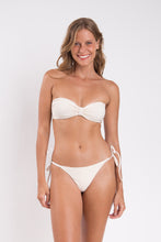 Cargar imagen en el visor de la galería, Model Front: Rio De Sol Bragas Bottom Malibu-Natural Cheeky-Micro
