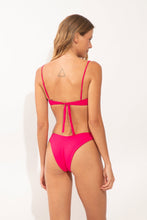 Cargar imagen en el visor de la galería, Model Back: Wednesday In Hawaii By Rio De Sol Sostén Top Guava Shell