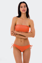 Cargar imagen en el visor de la galería, Model Front: Rio De Sol Conjunto Set Light-Peach Bandeau-Reto Madrid