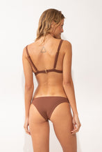 Cargar imagen en el visor de la galería, Model Back: Rio De Sol Sostén Top Sand-Cappuccino Alba