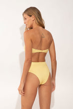 Cargar imagen en el visor de la galería, Model Back: Rio De Sol Bragas Bottom Drift-Butterglow Hotpants