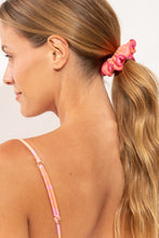 Cargar imagen en el visor de la galería, Model Front: Rio De Sol Accesorios Para El Cabello Solea Scrunchie