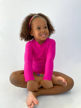 Cargar imagen en el visor de la galería, Model Front: Rio De Sol Protecciones De Erupción Amaranto Rash-Guard Kids