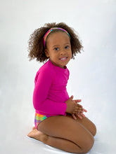 Cargar imagen en el visor de la galería, Model Back: Rio De Sol Protecciones De Erupción Amaranto Rash-Guard Kids