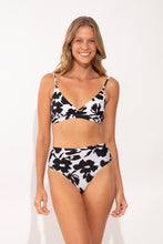 Cargar imagen en el visor de la galería, Model Front: Rio De Sol Bragas Bottom Poppy Hotpants