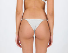 Cargar imagen en el visor de la galería, Model Back: Rio De Sol Bragas Bottom Shimmer-White California