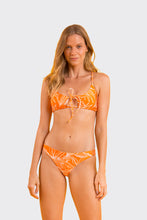 Cargar imagen en el visor de la galería, Model Front: Rio De Sol Bragas Bottom Trail-Orange Essential-Comfy