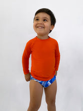Cargar imagen en el visor de la galería, Model Front: Rio De Sol Protecciones De Erupción Calendula Rash-Guard Kids