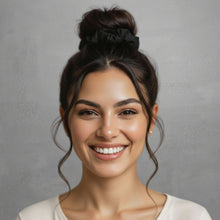 Cargar imagen en el visor de la galería, Model Front: Rio De Sol Accesorios Para El Cabello Nero Scrunchie