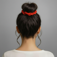 Cargar imagen en el visor de la galería, Model Back: Rio De Sol Accesorios Para El Cabello Rouge Scrunchie