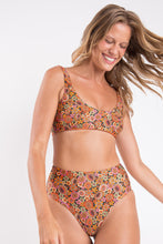 Cargar imagen en el visor de la galería, Image 07: Rio De Sol Conjunto Set Bouquet Bliss Hotpants