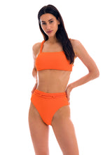 Cargar imagen en el visor de la galería, Model Front: Rio De Sol Conjunto Set St-Tpz-Tangerina Reto Hotpant-High