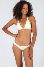Cargar imagen en el visor de la galería, Model Front: Rio De Sol Sostén Top Off-White Mel