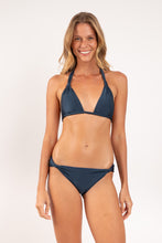 Cargar imagen en el visor de la galería, Model Front: Rio De Sol Sostén Top Shimmer-Shark Mel