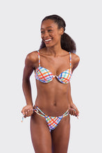 Cargar imagen en el visor de la galería, Model Front: Rio De Sol Sostén Top Square Kyra