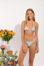 Cargar imagen en el visor de la galería, Model Front: Rio De Sol Sostén Top Tiny-Garden Frufru