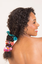 Cargar imagen en el visor de la galería, Image 02: Rio De Sol Accesorios Para El Cabello Love-Trip Scrunchie
