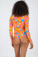 Cargar imagen en el visor de la galería, Model Back: Rio De Sol Sostén Top Orange-Bloom Rash-Guard
