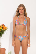 Cargar imagen en el visor de la galería, Model Front: Rio De Sol Sostén Top Zinnia Mel
