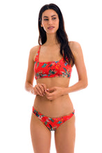 Cargar imagen en el visor de la galería, Model Front: Rio De Sol Sostén Top Wildflowers Bra-Sport
