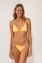 Cargar imagen en el visor de la galería, Model Front: Wednesday In Hawaii By Rio De Sol Sostén Top Lilikoi Ana
