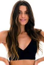 Cargar imagen en el visor de la galería, Gallery: Rio De Sol Sostén Top Cotele-Preto Tri-Tank
