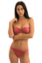 Cargar imagen en el visor de la galería, Model Front: Rio De Sol Bragas Bottom Kiwanda Madras Bandeau
