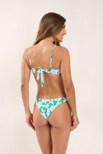 Cargar imagen en el visor de la galería, Model Back: Wednesday In Hawaii By Rio De Sol Sostén Top Pua-Valley Coral
