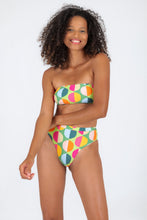 Cargar imagen en el visor de la galería, Model Front: Rio De Sol Conjunto Set Garden-City Bandeau-Reto Hotpant-Cos
