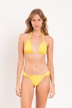 Cargar imagen en el visor de la galería, Model Front: Rio De Sol Sostén Top Amarelo Mel
