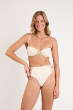 Cargar imagen en el visor de la galería, Model Front: Rio De Sol Sostén Top Malibu-Natural Bandeau-Iris
