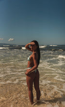 Cargar imagen en el visor de la galería, Image 12: Wednesday In Hawaii By Rio De Sol Sostén Top Pua-Valley Ana
