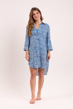 Cargar imagen en el visor de la galería, Model Front: Rio De Sol Vestido Camidero Chuva Chemise Gabriele
