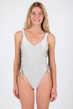 Cargar imagen en el visor de la galería, Model Front: Rio De Sol Una Pieza Shimmer-White Zoe
