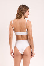 Cargar imagen en el visor de la galería, Model Back: Rio De Sol Bragas Bottom Memphis-White Hotpants
