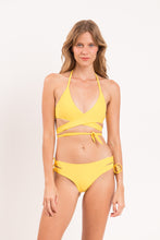 Cargar imagen en el visor de la galería, Model Front: Rio De Sol Sostén Top Amarelo Kate
