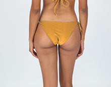 Cargar imagen en el visor de la galería, Model Back: Rio De Sol Bragas Bottom Damasco Ibiza-Comfy
