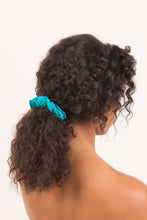 Cargar imagen en el visor de la galería, Model Front: Rio De Sol Accesorios Para El Cabello Malibu-Atol Scrunchie

