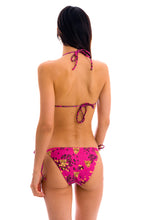 Cargar imagen en el visor de la galería, Model Back: Rio De Sol Sostén Top Roar-Pink Tri-Inv
