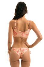 Cargar imagen en el visor de la galería, Model Back: Rio De Sol Sostén Top Banana Rose Bra
