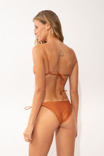 Cargar imagen en el visor de la galería, Model Back: Rio De Sol Bragas Bottom Shimmer-Nocciola Ibiza-Comfy-Gold
