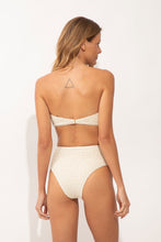 Cargar imagen en el visor de la galería, Model Back: Rio De Sol Bragas Bottom Brisa-Offwhite Hotpants
