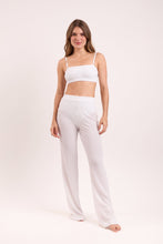 Cargar imagen en el visor de la galería, Model Front: Rio De Sol Pantalones De Playa Memphis-White Pants Lana
