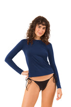 Cargar imagen en el visor de la galería, Model Front: Rio De Sol Sostén Navy Rash-Guard
