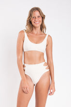 Cargar imagen en el visor de la galería, Model Front: Rio De Sol Sostén Top Malibu-Natural Bliss
