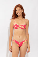 Cargar imagen en el visor de la galería, Model Front: Wednesday In Hawaii By Rio De Sol Sostén Top Pua-Guava Shell
