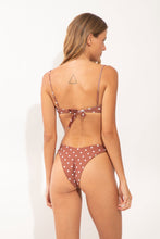 Cargar imagen en el visor de la galería, Model Back: Wednesday In Hawaii By Rio De Sol Sostén Top Kiko-Coco Shell
