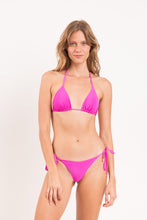 Cargar imagen en el visor de la galería, Model Front: Rio De Sol Sostén Top Malibu-Rosa Tri-Inv

